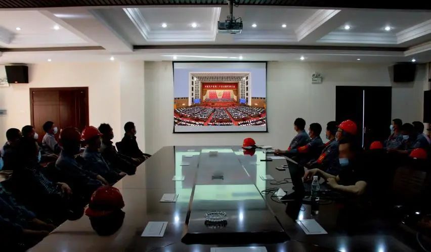 學(xué)習(xí)二十大、永遠跟黨走、奮進新征程！楚勝集團組織全體